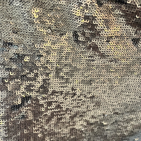 NWT Bronze sequin mini! Size M. So cute! 💛 - Picture 5 of 6
